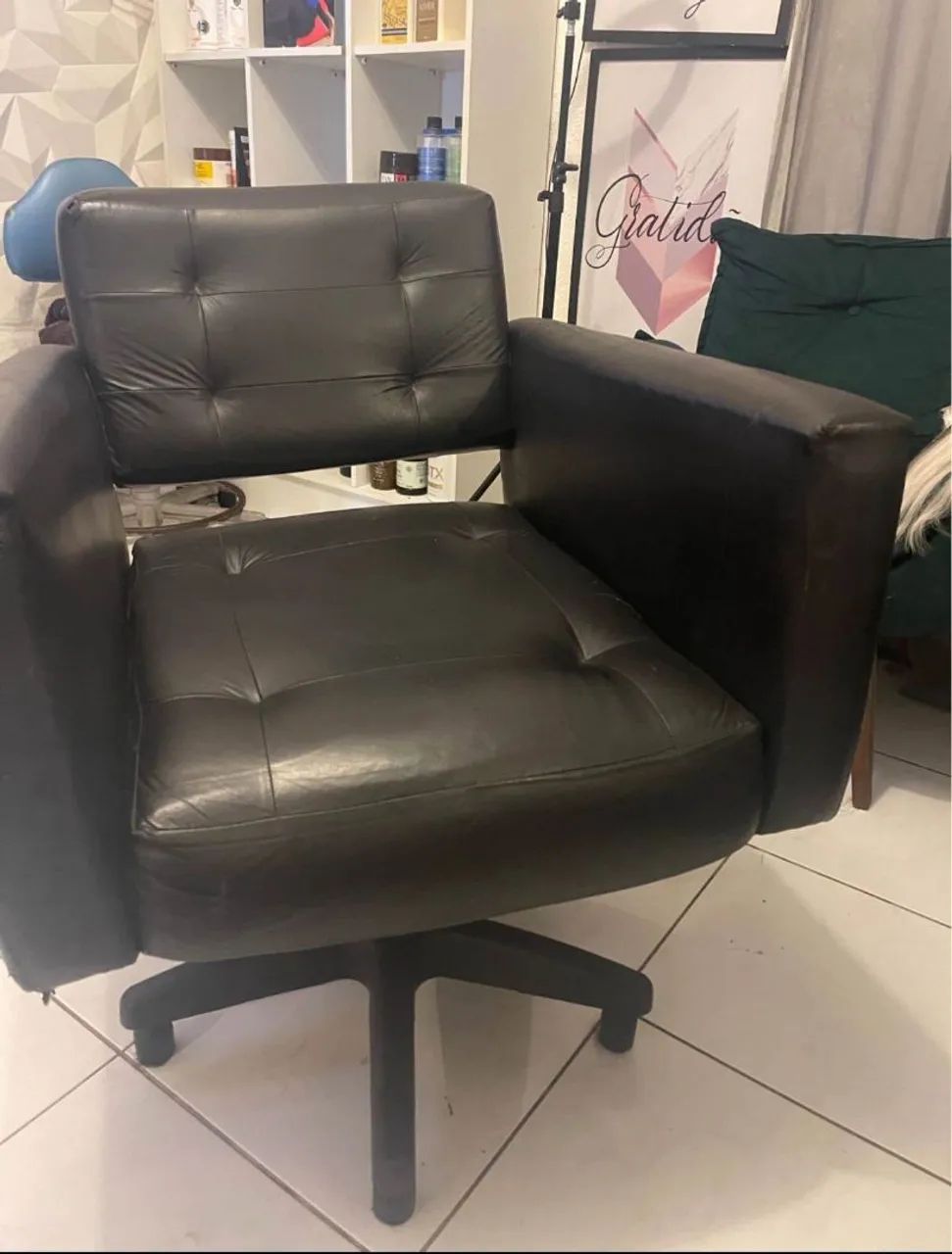 Poltrona Elegante em Couro Preto - Foto 2