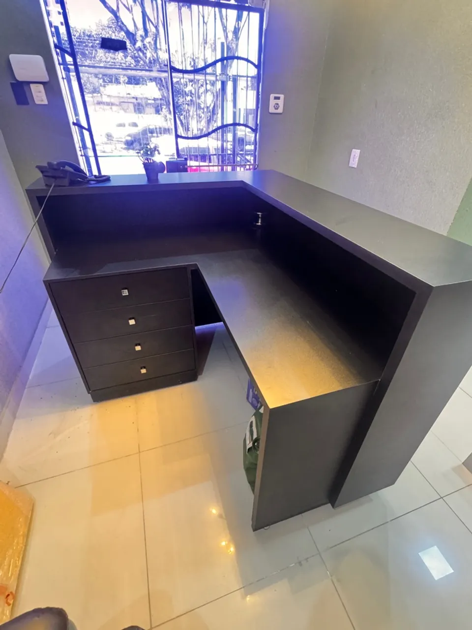 Balcão de Recepção em L - Design Moderno e Sofisticado