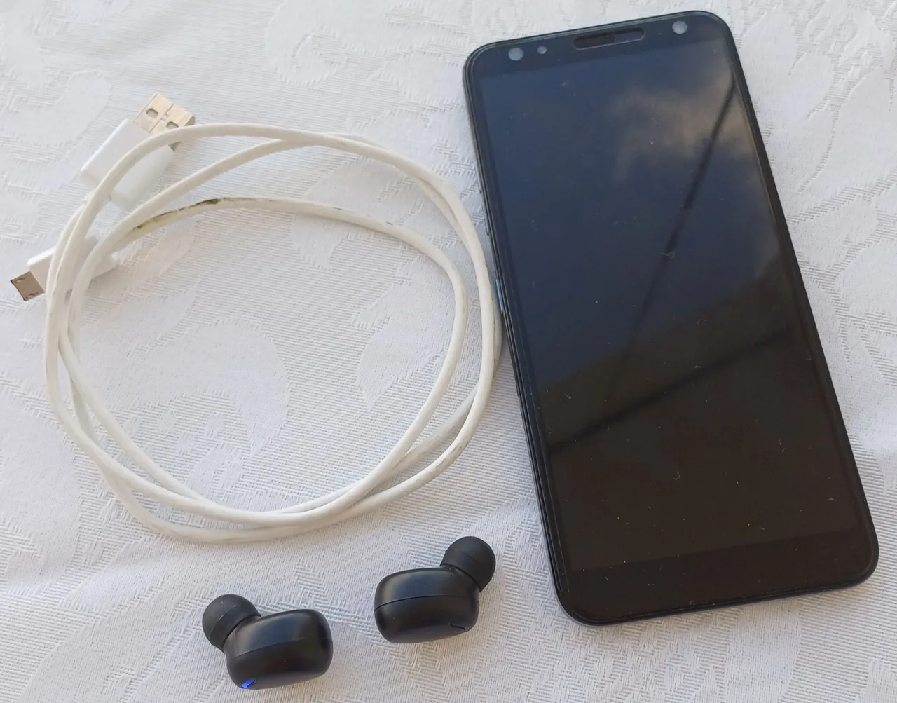 LG K12+ com Fones de Ouvido Bluetooth