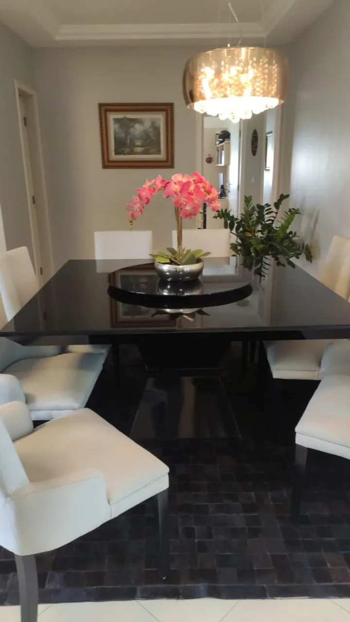 MESA DE JANTAR COM 08 CADEIRAS