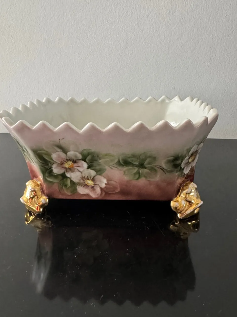 Vaso Decorativo Retangular com Detalhes Florais e Pés Dourados