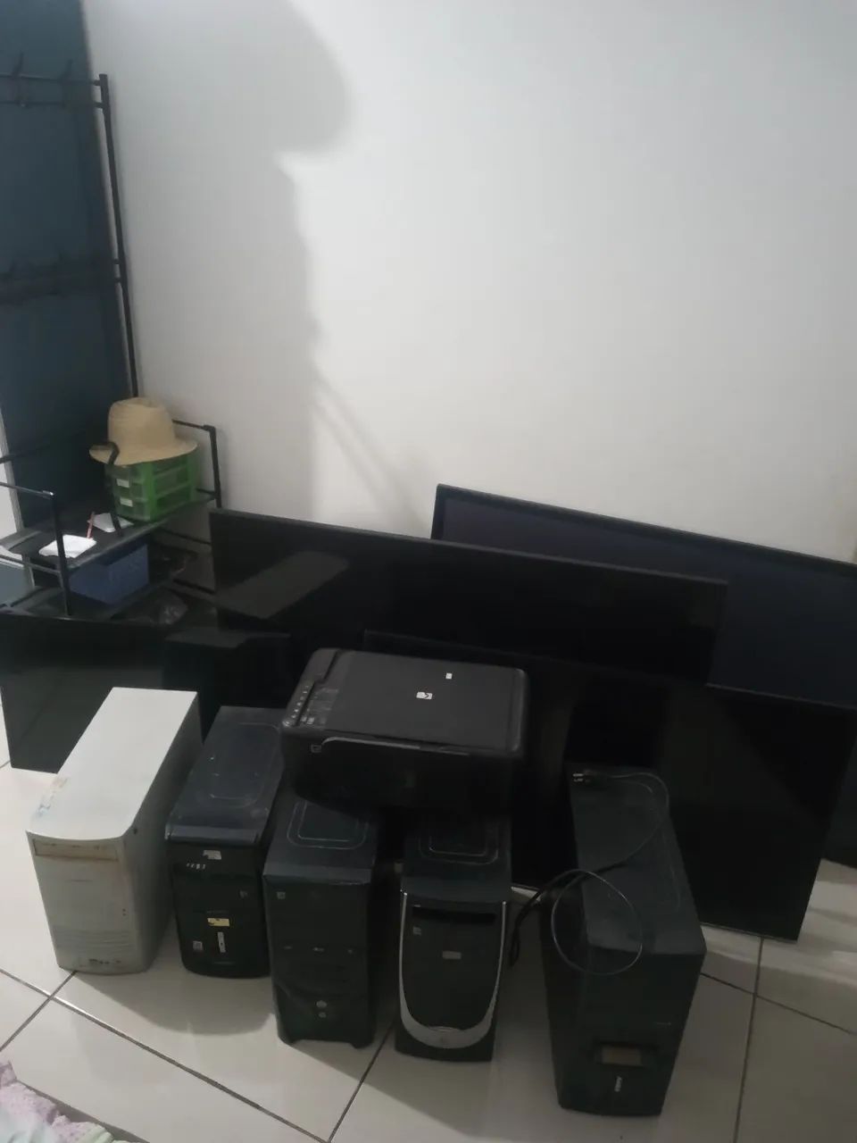 Kit com 4 tvs com a tela ruim + 5 CPUs três funciona + uma impressora. - Foto 4