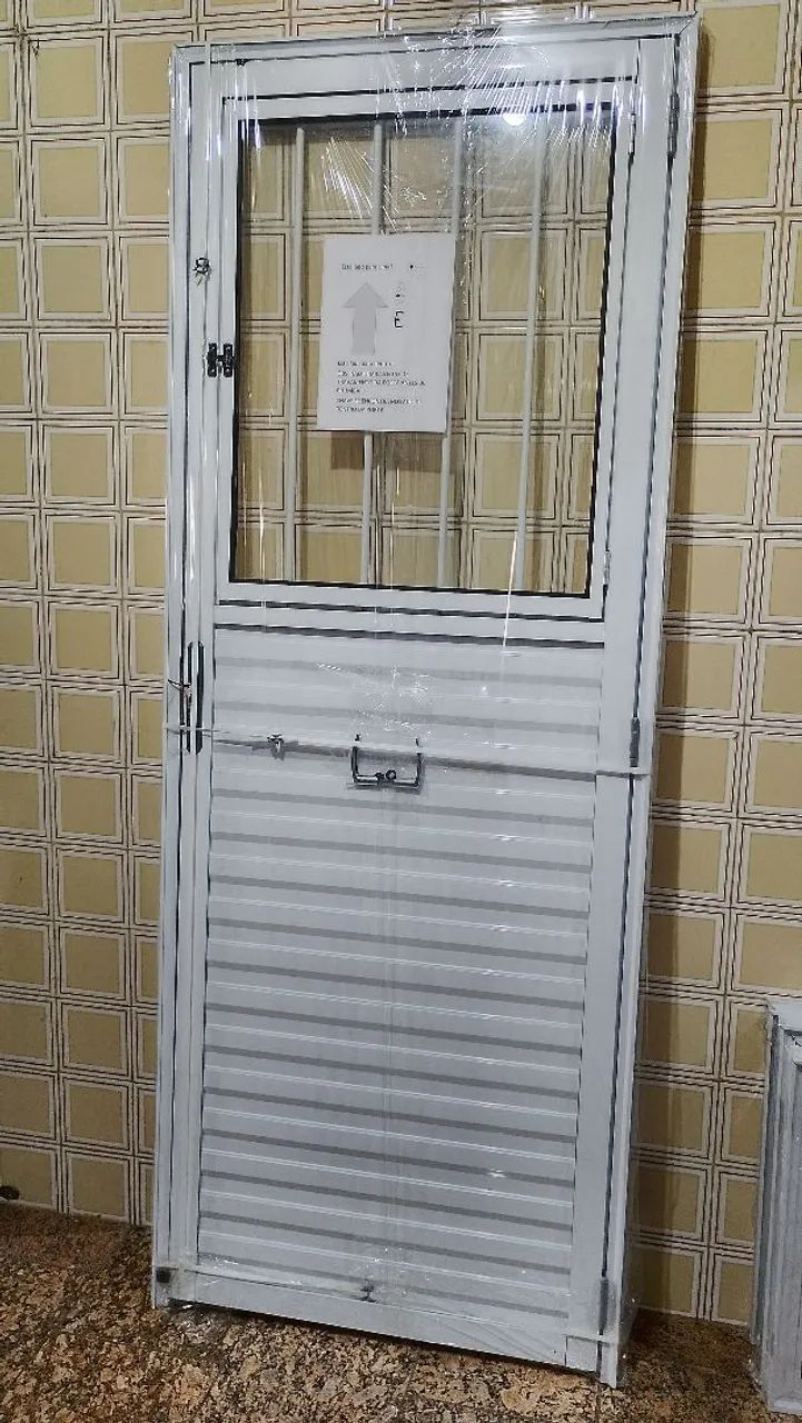 Imperdível - Porta alumínio branco 70cm ou 80cm com janelinha e grade - Foto 2