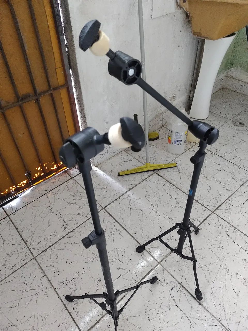 Suportes de pratos de bateria novos.