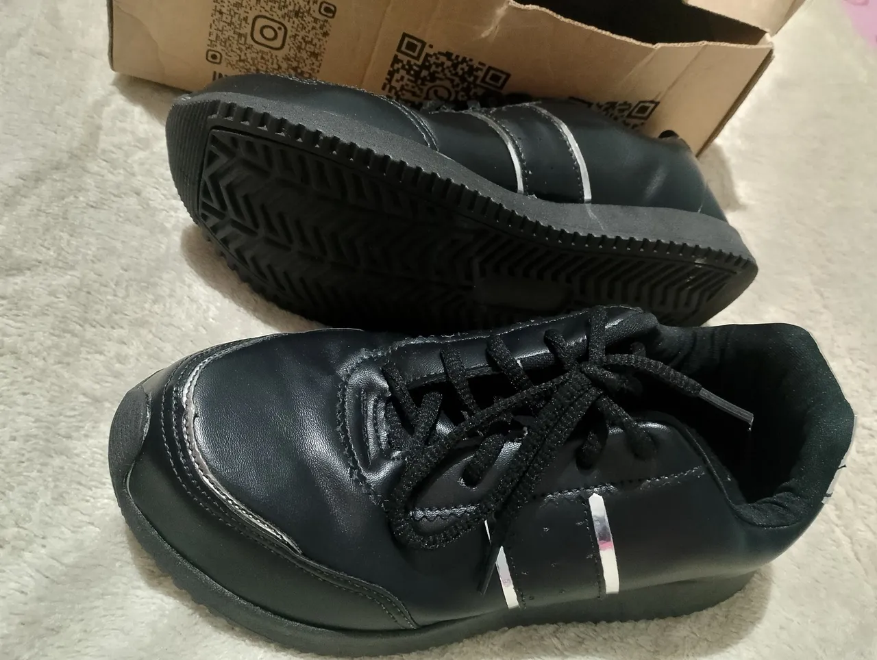 Tênis preto com detalhes prata, nudes,  valor 50 reais da fila e 200  por ser o de marca  