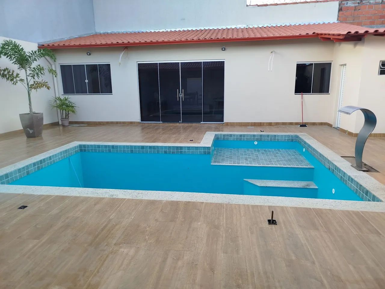 Piscina nova em casa moderna - Foto 3