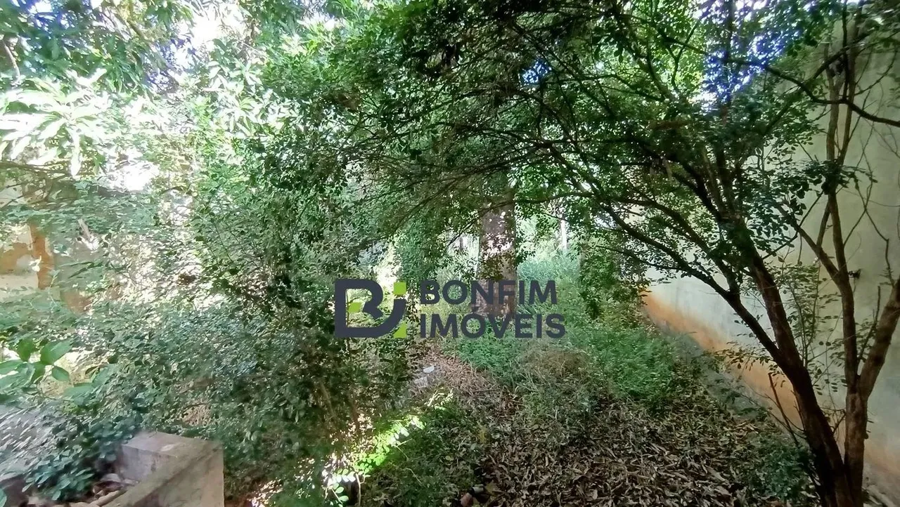 Casa comercial com amplo terreno no coração da cidade por R$ 1.900.000,00!