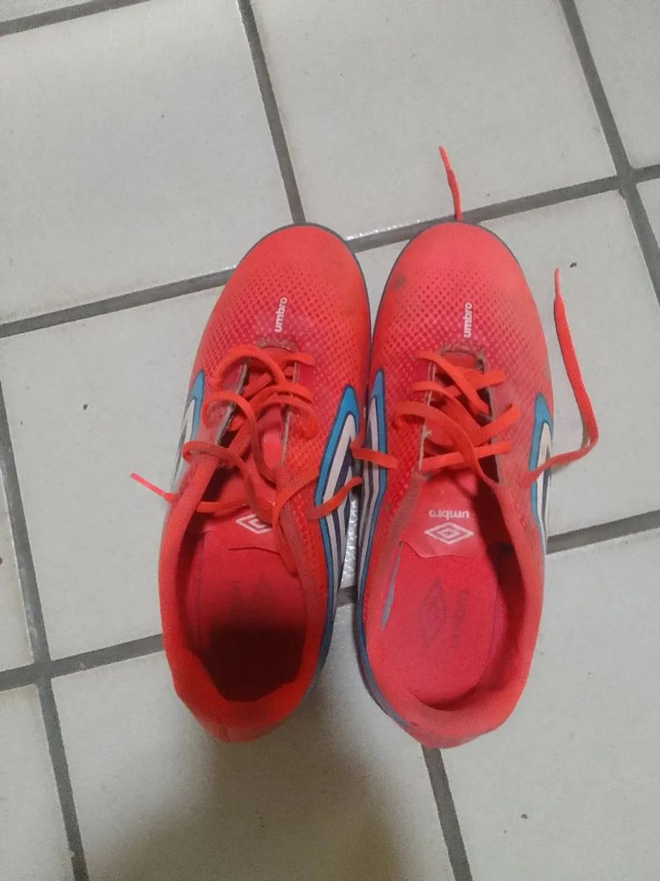 Chuteira Umbro - Vermelha e Azul