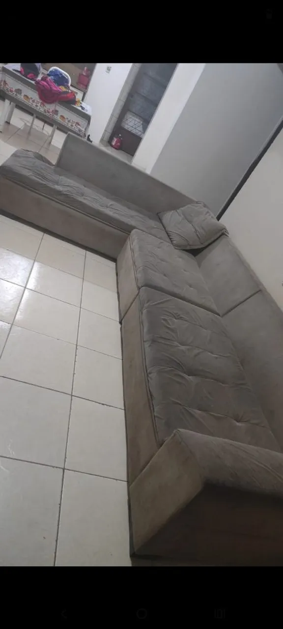 Sofá de canto cinza espaçoso