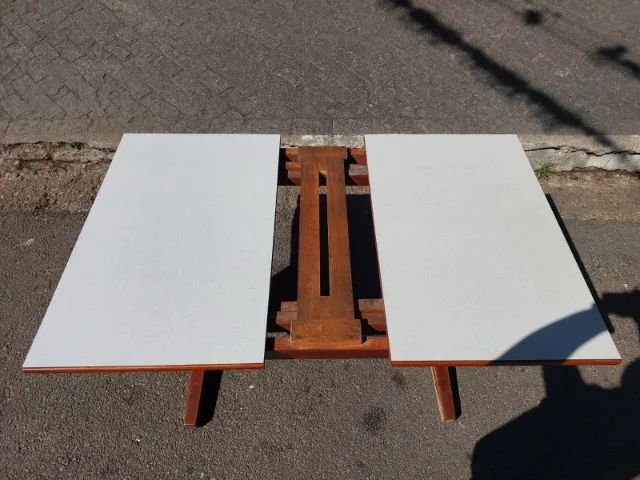 Mesa Antiga Década de 70, em madeira maciça Perobinha do campo e tampo em formica - Foto 3