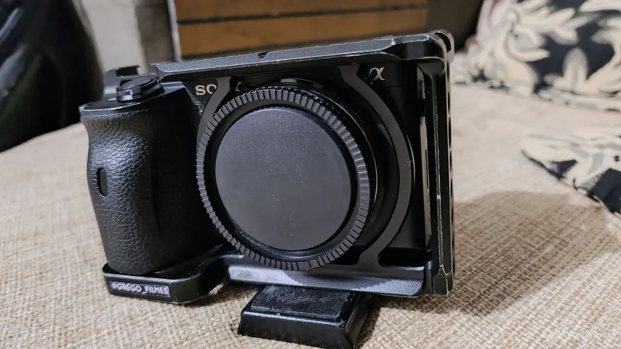 SONY A6600 + CAGE + BATERIA + CABO + CARREGADOR - troco em câmeras Canon R7, R8, R6 - Foto 3