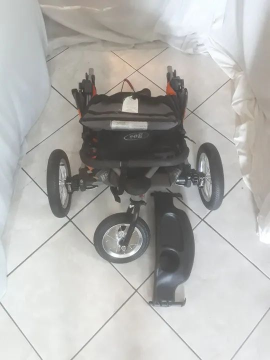 Carrinho de bebê três rodas. R$ 400,00. - Foto 4