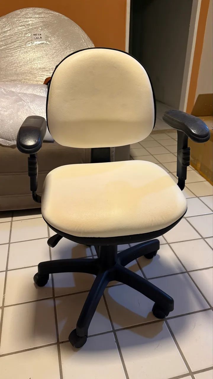 Cadeira de escritório em couro branco 