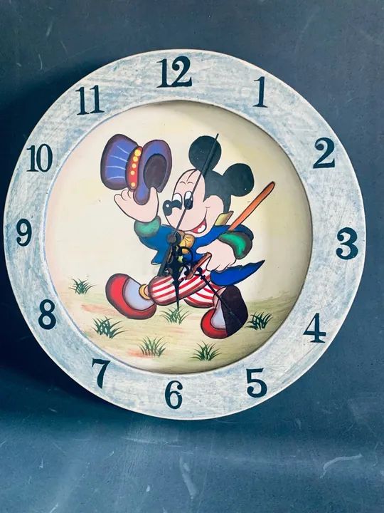 relógio de parede disney em madeira - 30 cm  - Foto 4