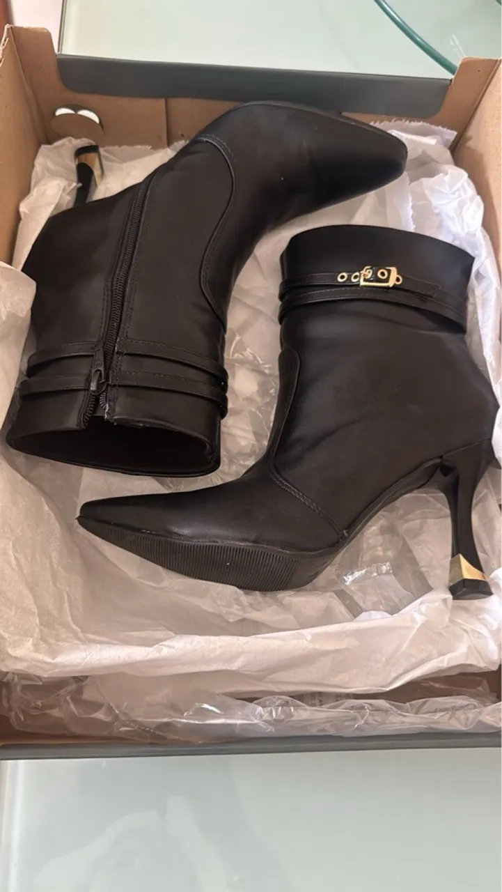 Botas Femininas Elegantes - Salto Detalhado