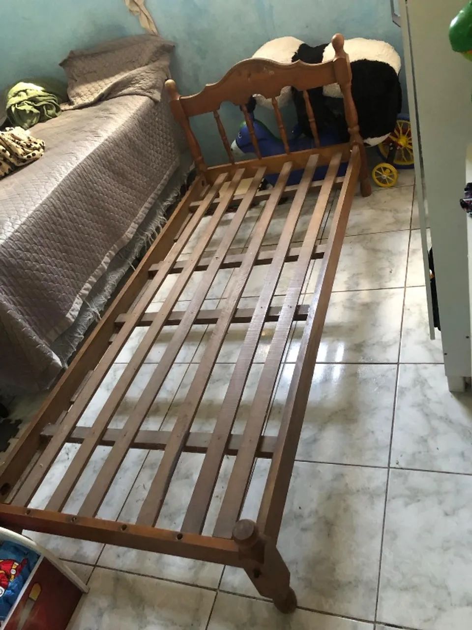 Cama de solteiro com madeira antiga, madeira boa para filhos e netos.