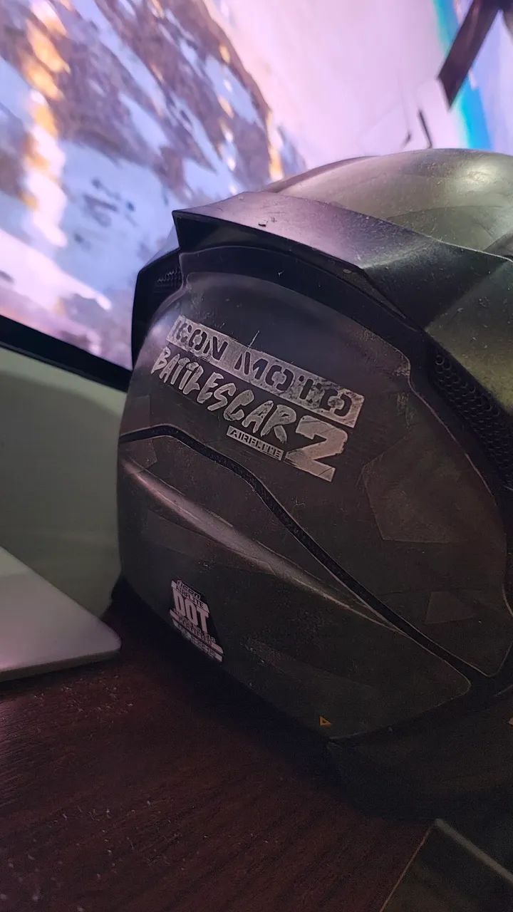 Capacete Icon Airflite battlescar 2 com 3 viseiras seminovo - Foto 4