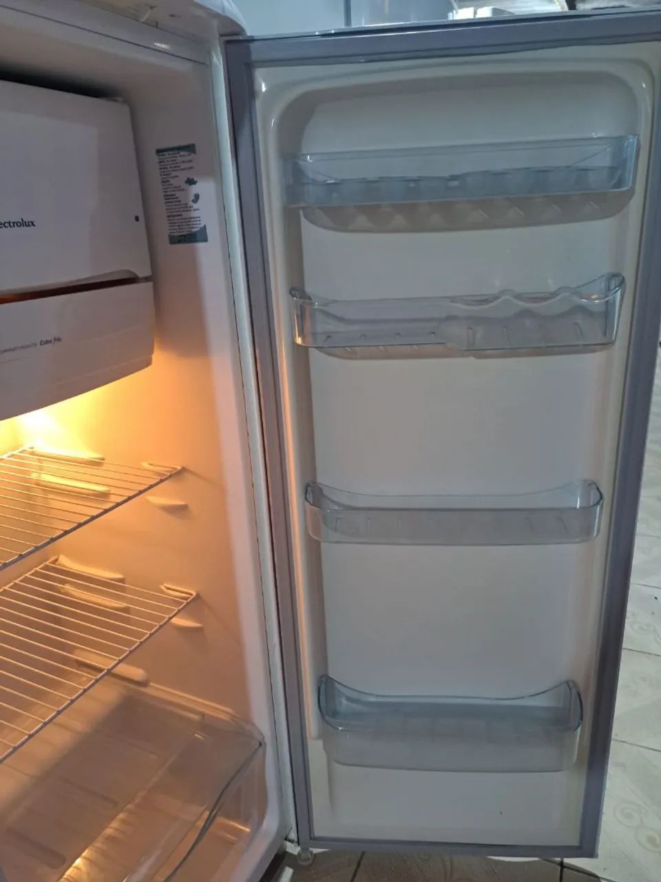 Geladeira Electrolux pequena muito top - Foto 2