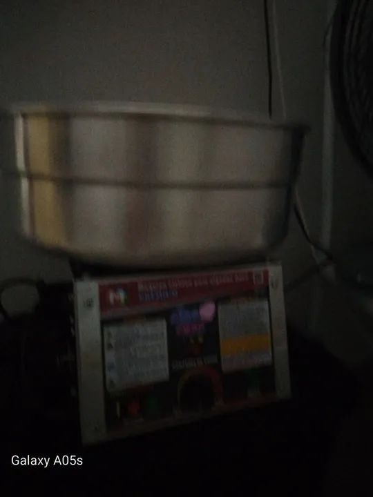 Máquina de fazer  algodão  doce  semi nova ! Com o material  pra trabalhar  ja
