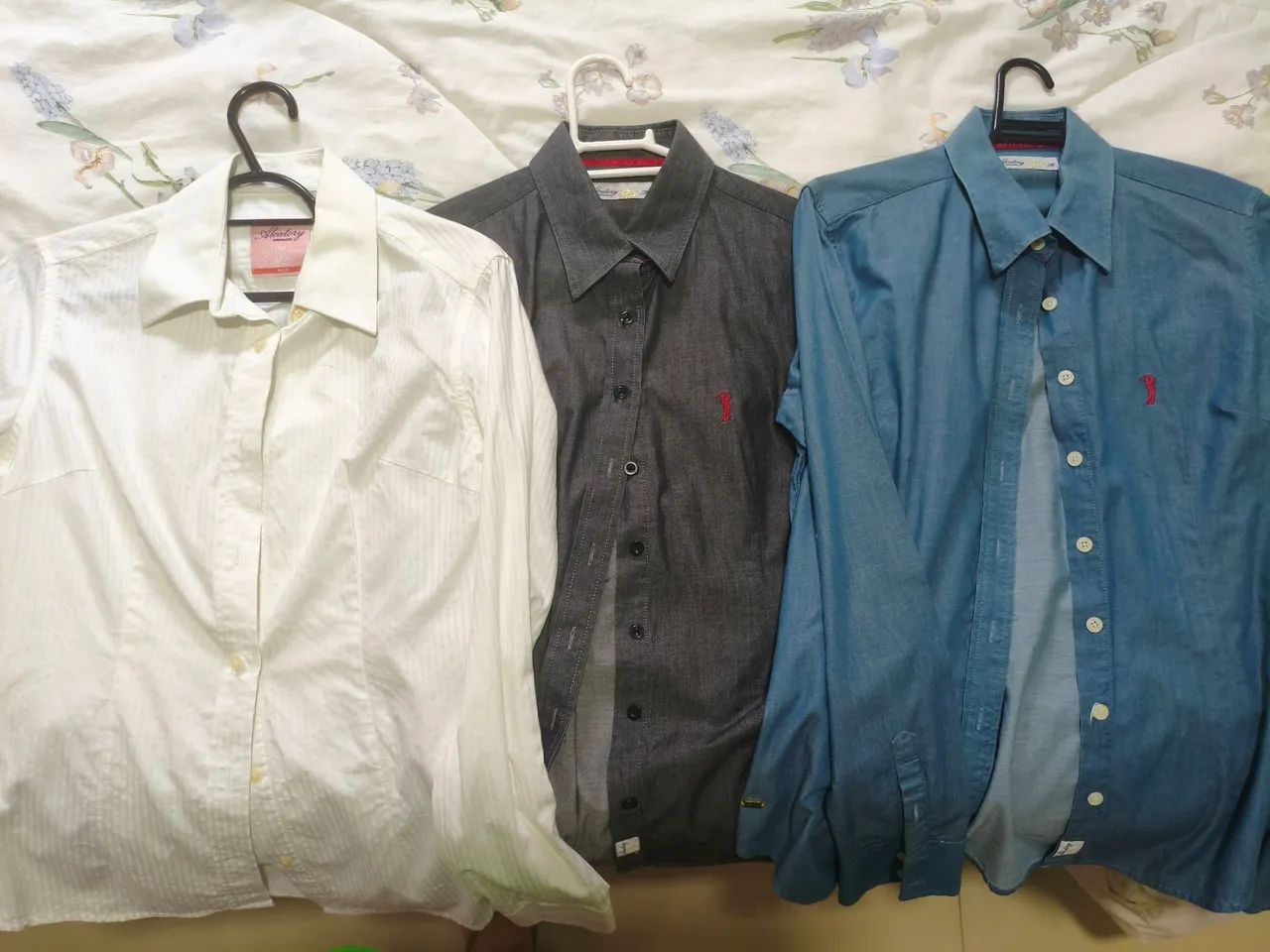 03 Camisas femininas da marca Aleatory em perfeito estado 