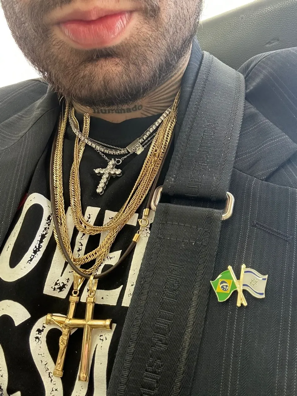 Corrente de couro com detalhes em ouro 18K em perfeito estado