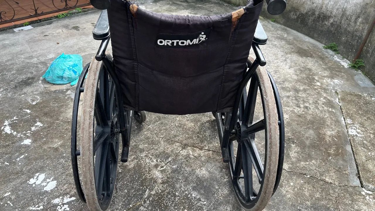 Vendo Cadeira de Rodas - Foto 2