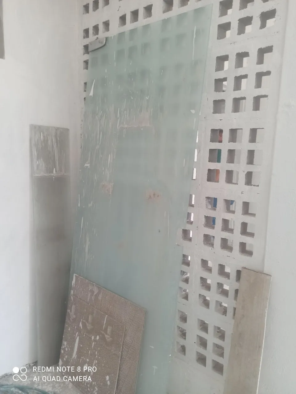 Porta de vidro com grade