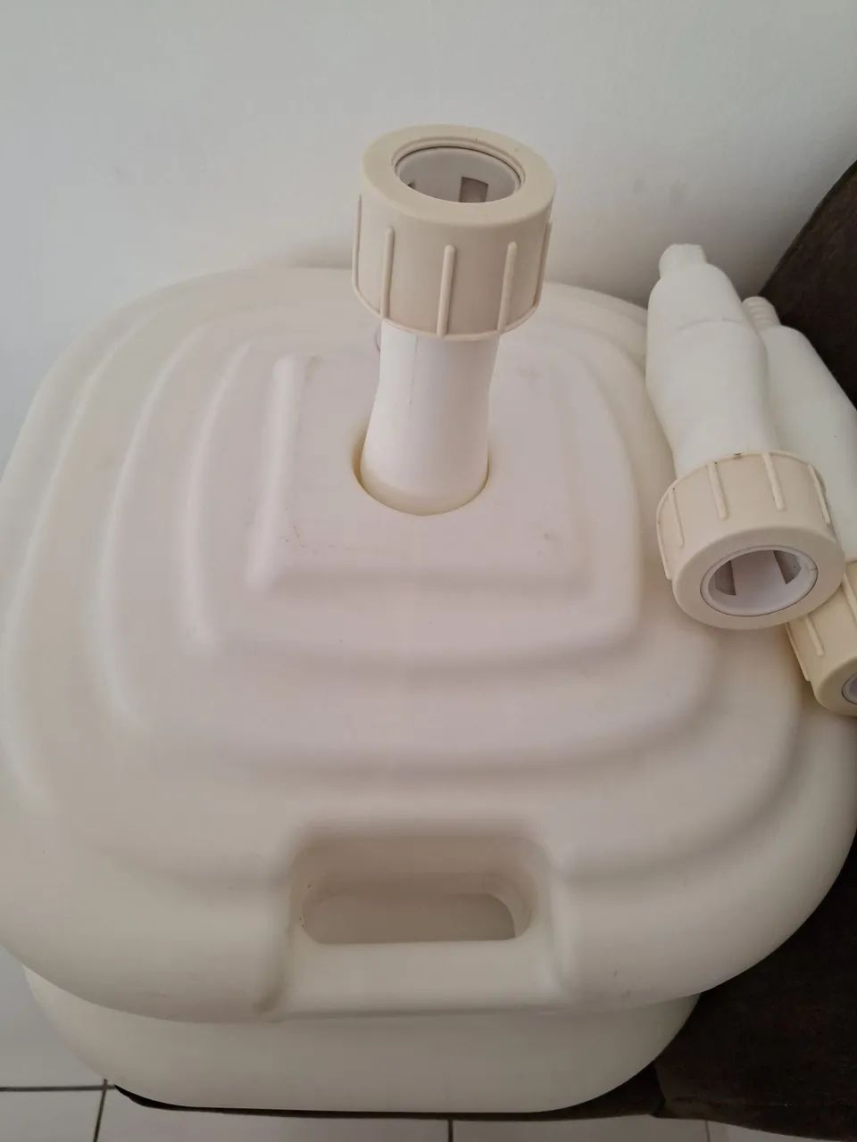 Duas Bases novas brancas para guarda sol resistente e.novas - Foto 2