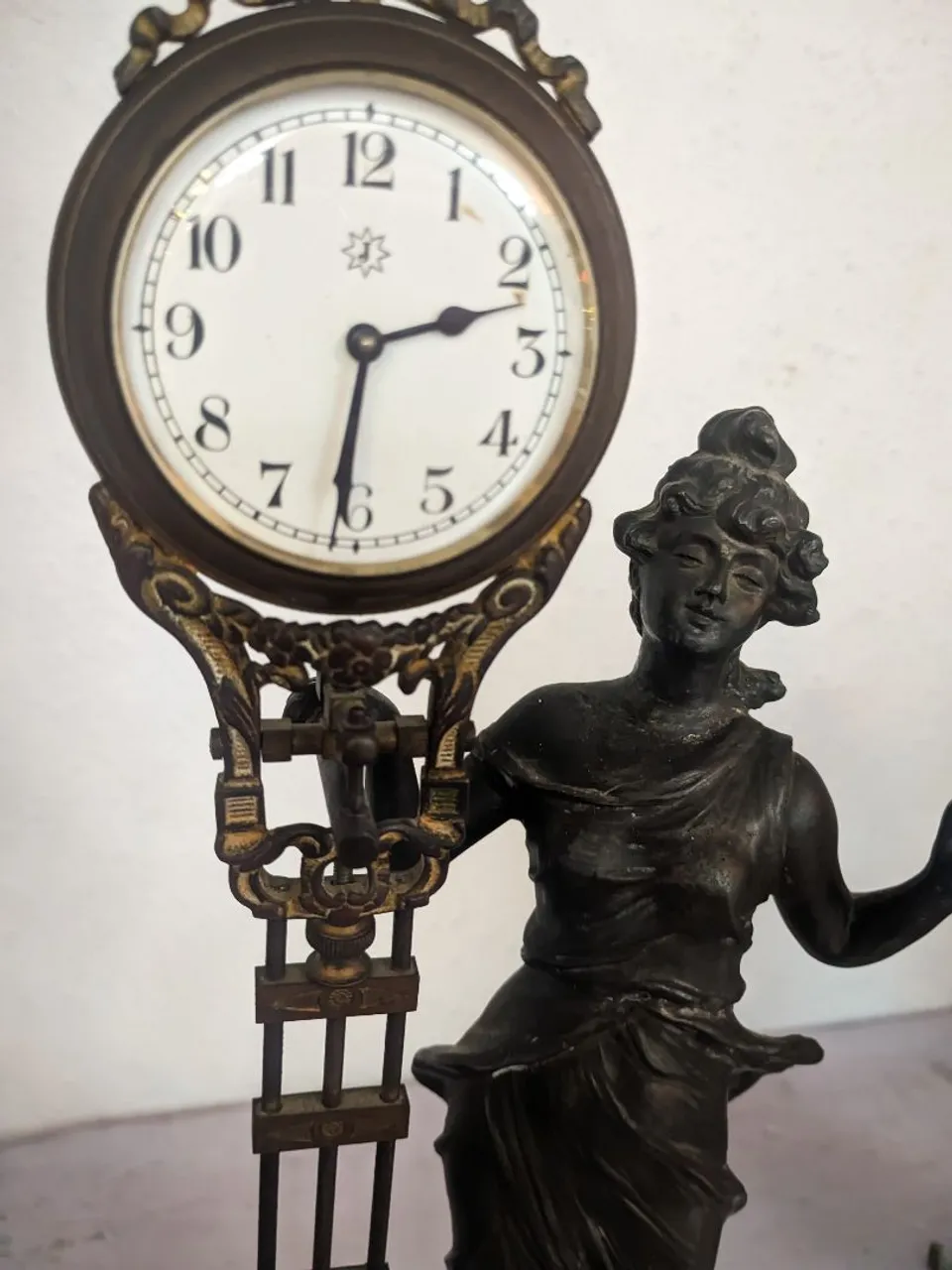 Relógio de mesa antigo com estatueta pendulete