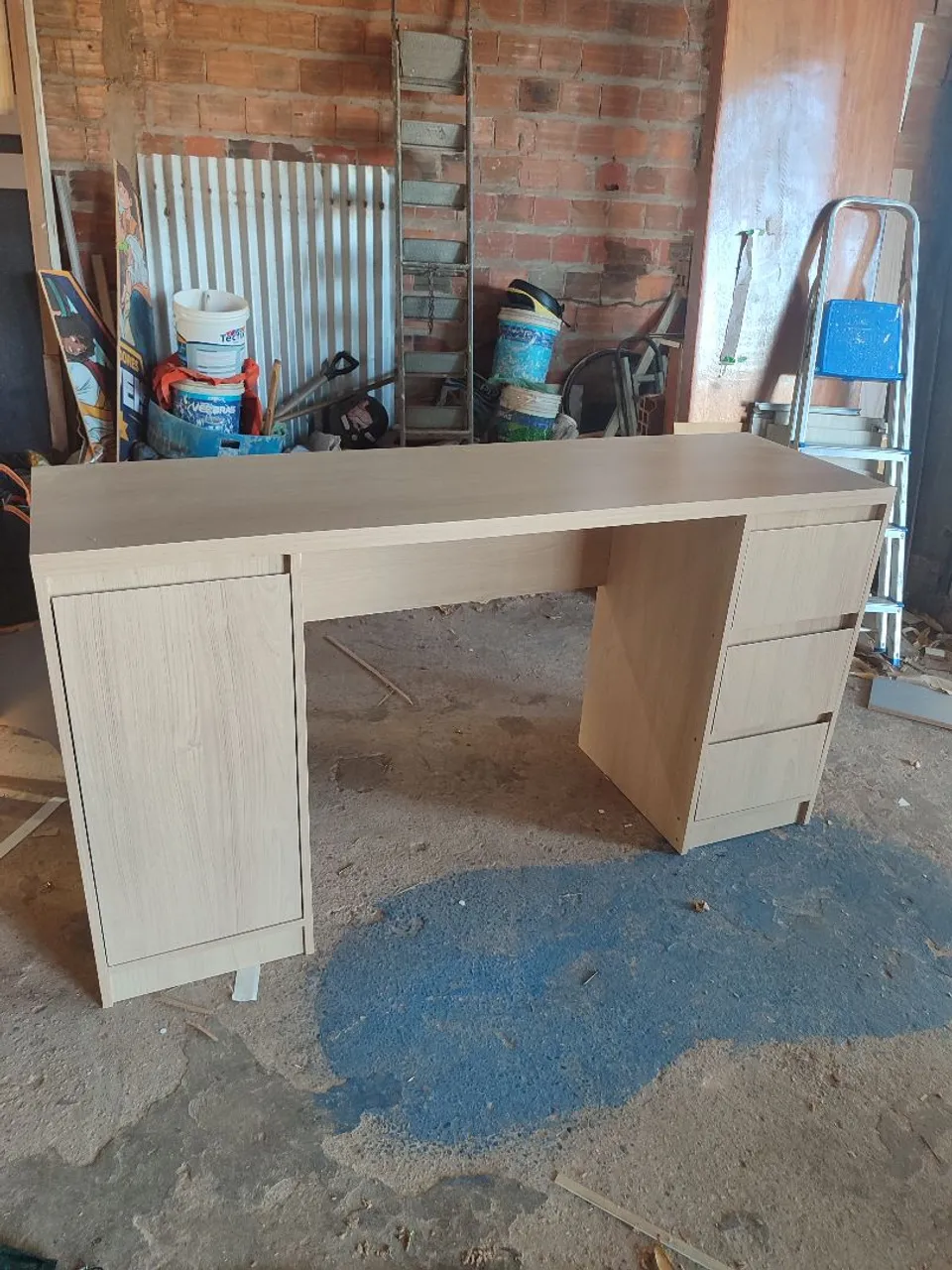 Mesa de escritório em madeira clara