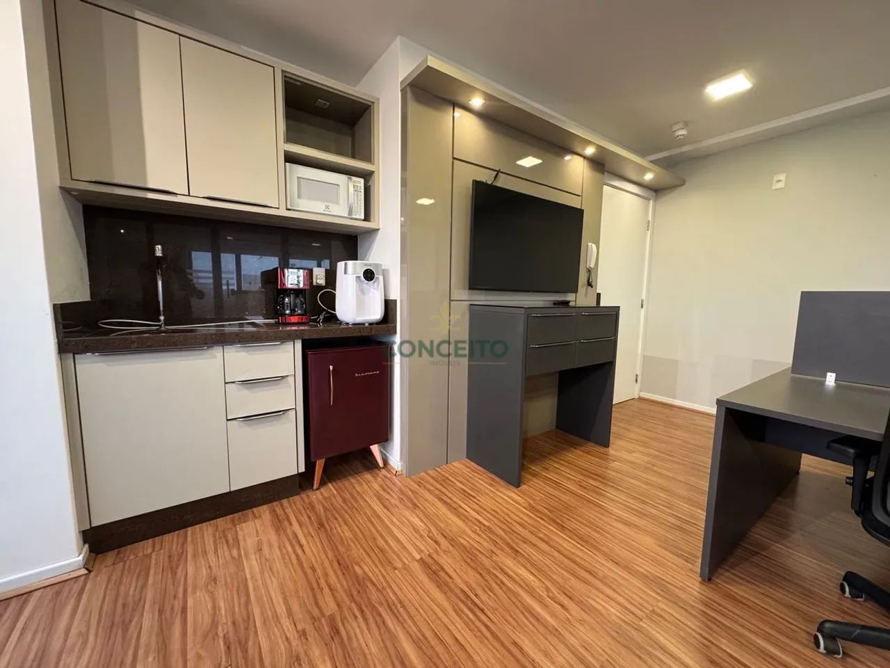 Sala Comercial Finamente Mobiliada para Venda no Coral Corporate  Coqueiros, Fpolis - Foto 5