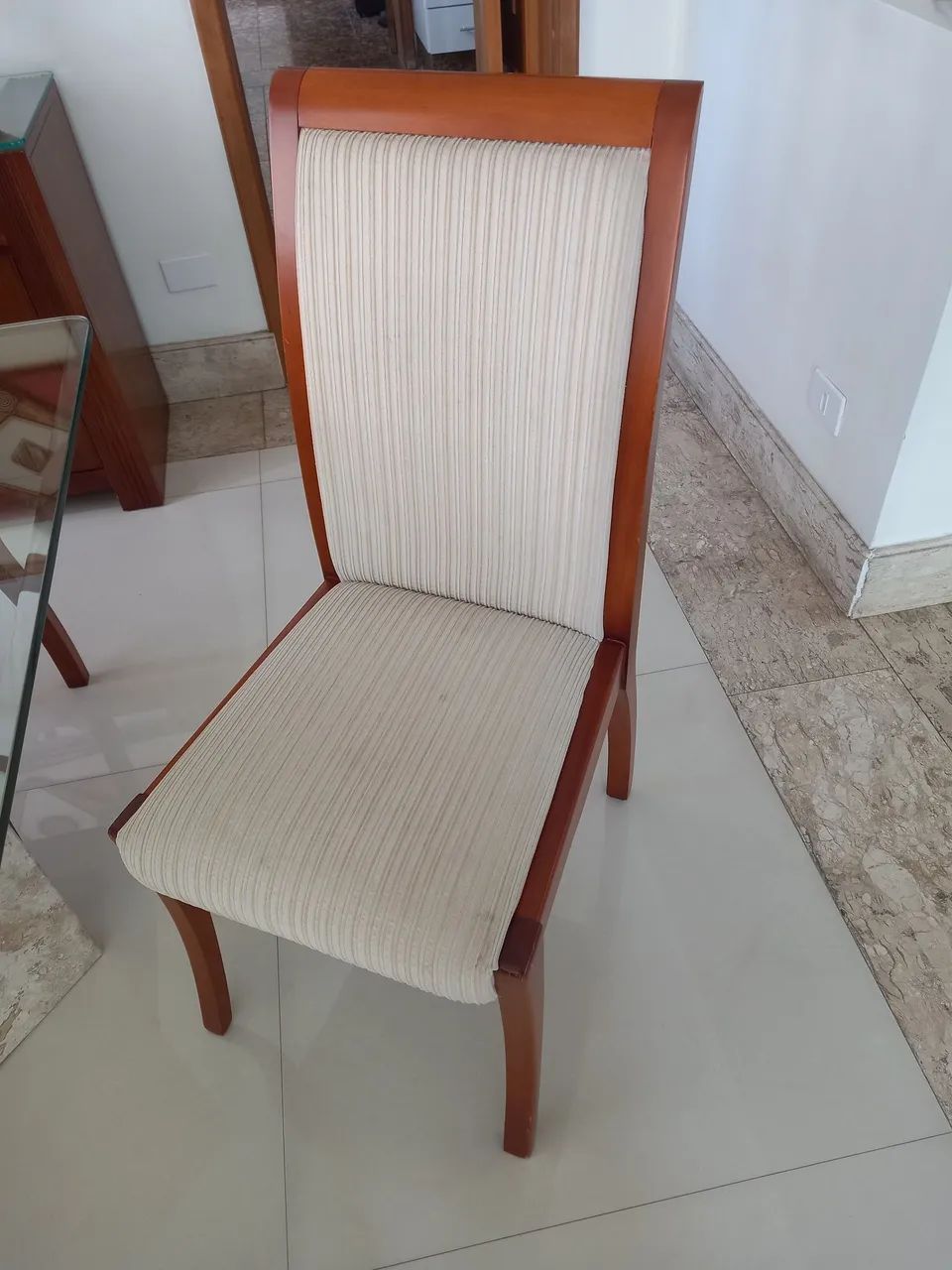 Mesa de jantar com tampo de vidro com base em mármore - Foto 4