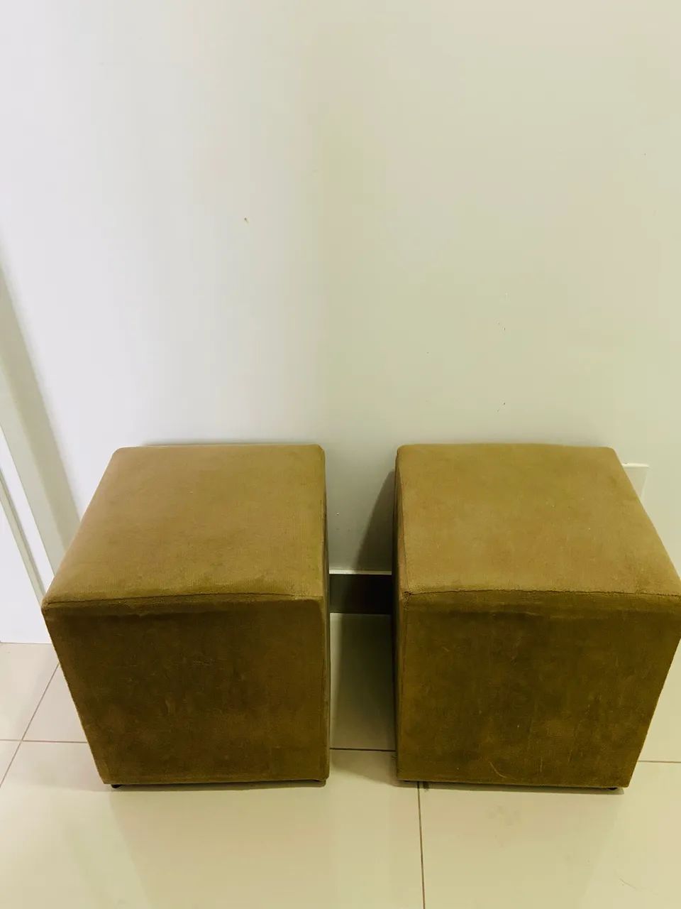 Par de puffs estofados bege/caramelo - ótimo para sala ou quarto