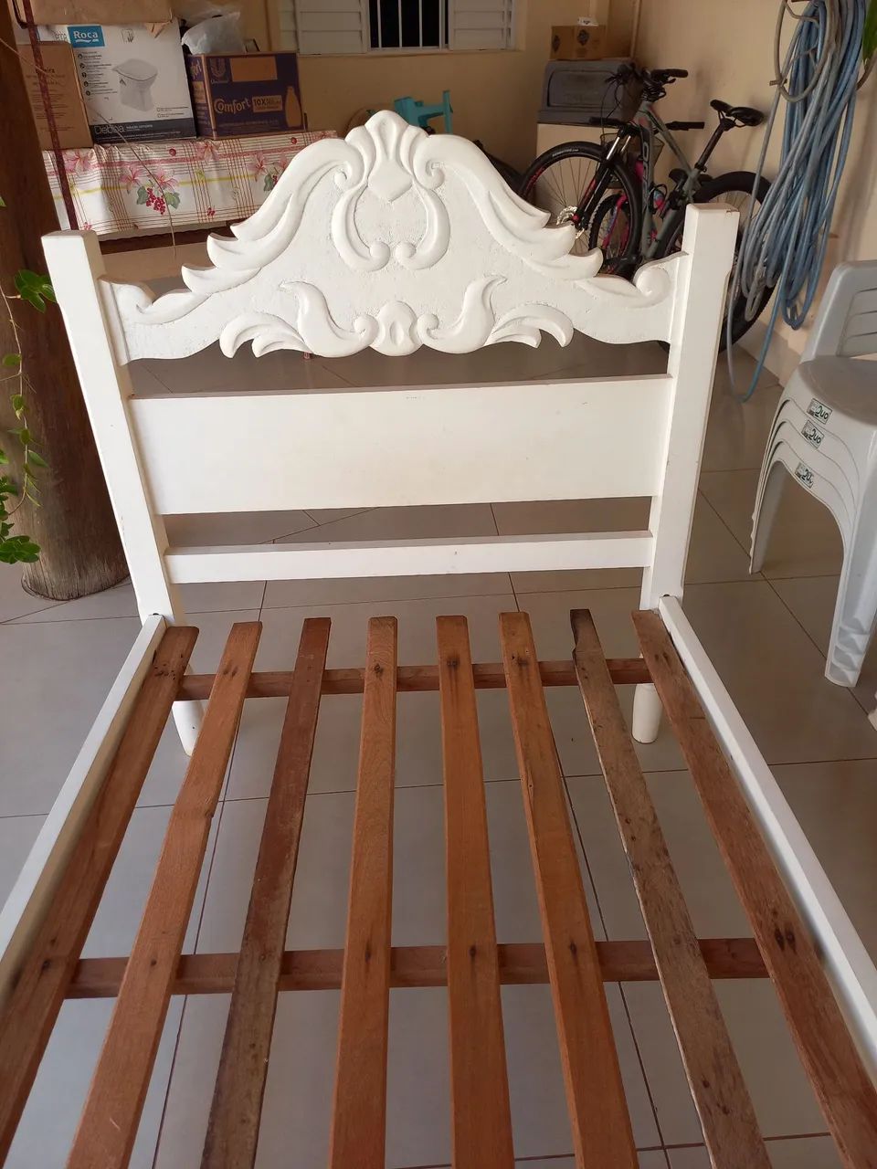 Cama solteiro em madeira maciça entalhada - Foto 3