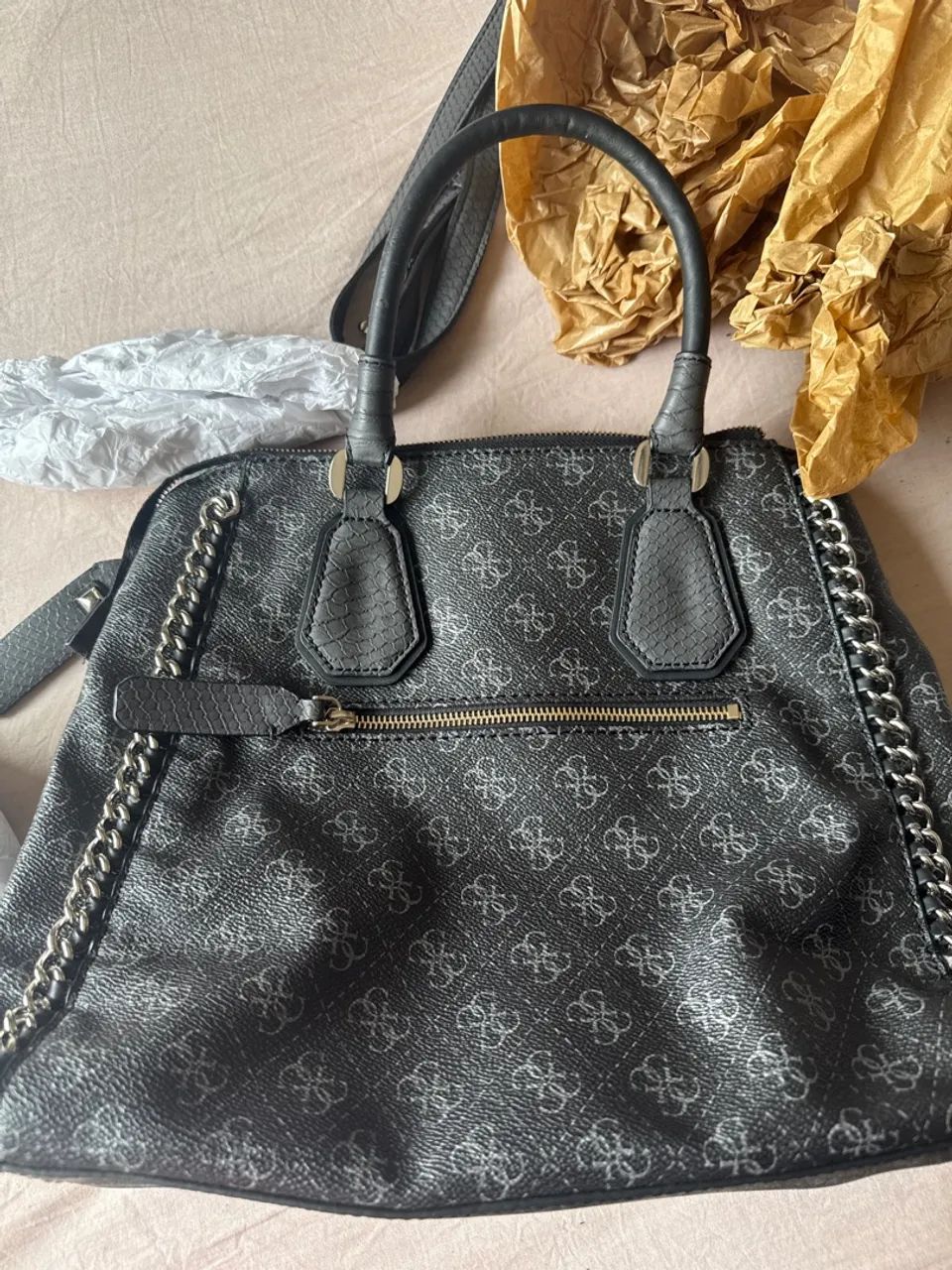 Bolsa  preta com logo marca GUESS - Foto 2