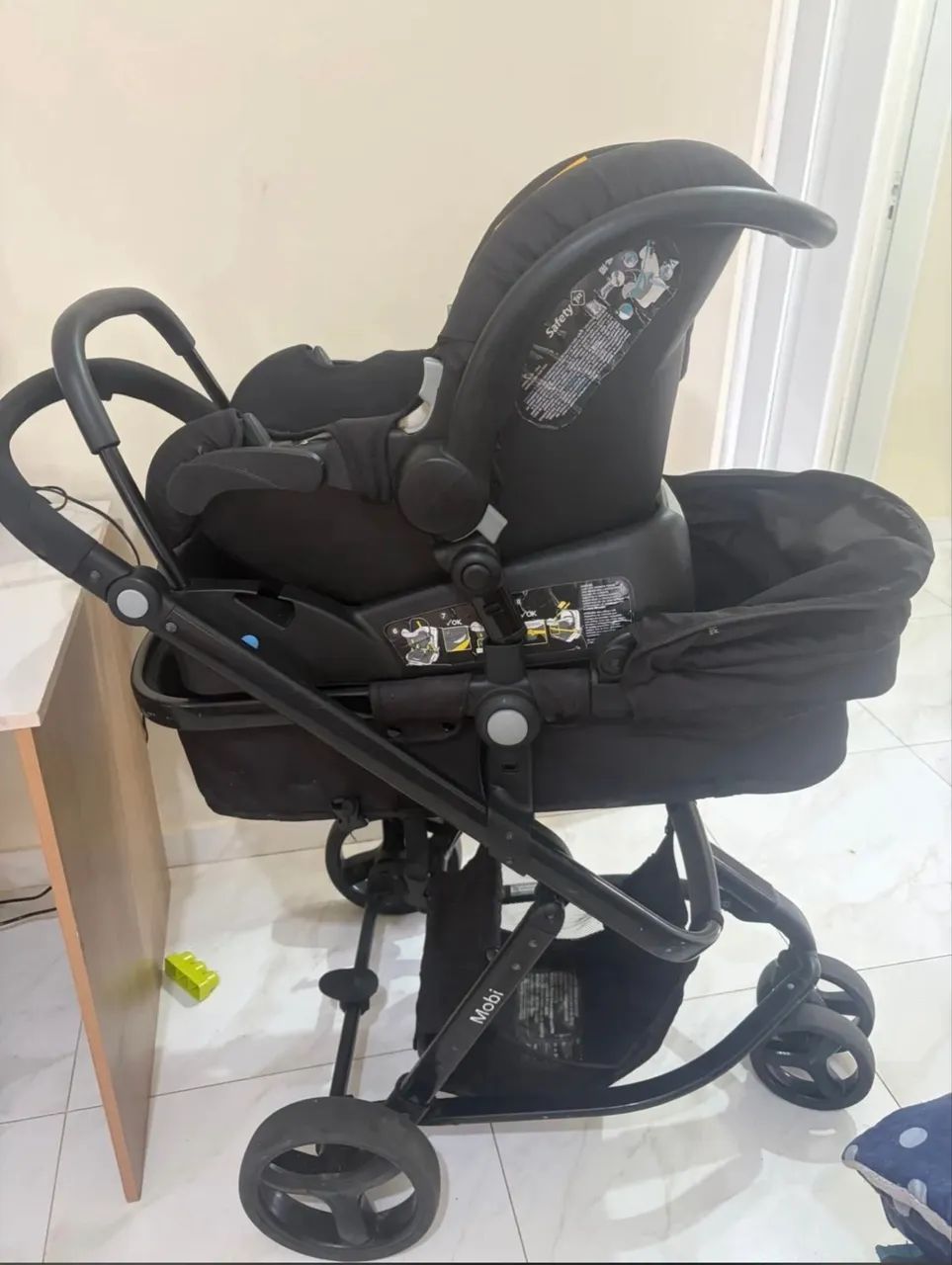 Carrinho de bebê com Moisés e bebê confort 