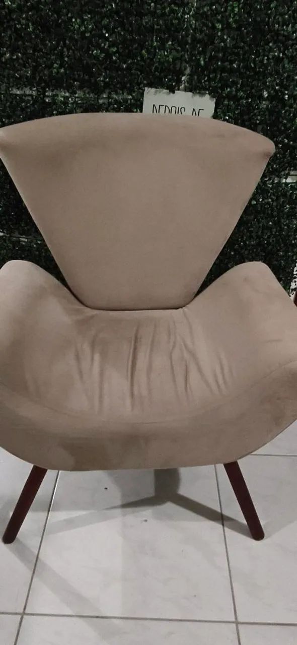 Poltrona Decorativa Estofada com Pés de Madeira - Muito Confortável
