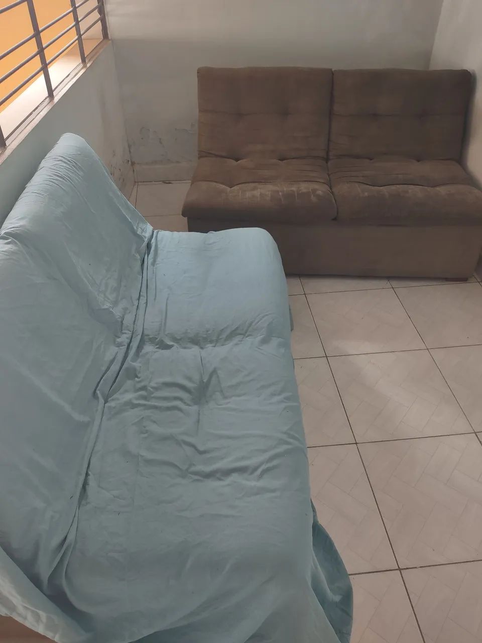 Vende-se 2 sofás cada um com 2 lugares 500,00 reais 