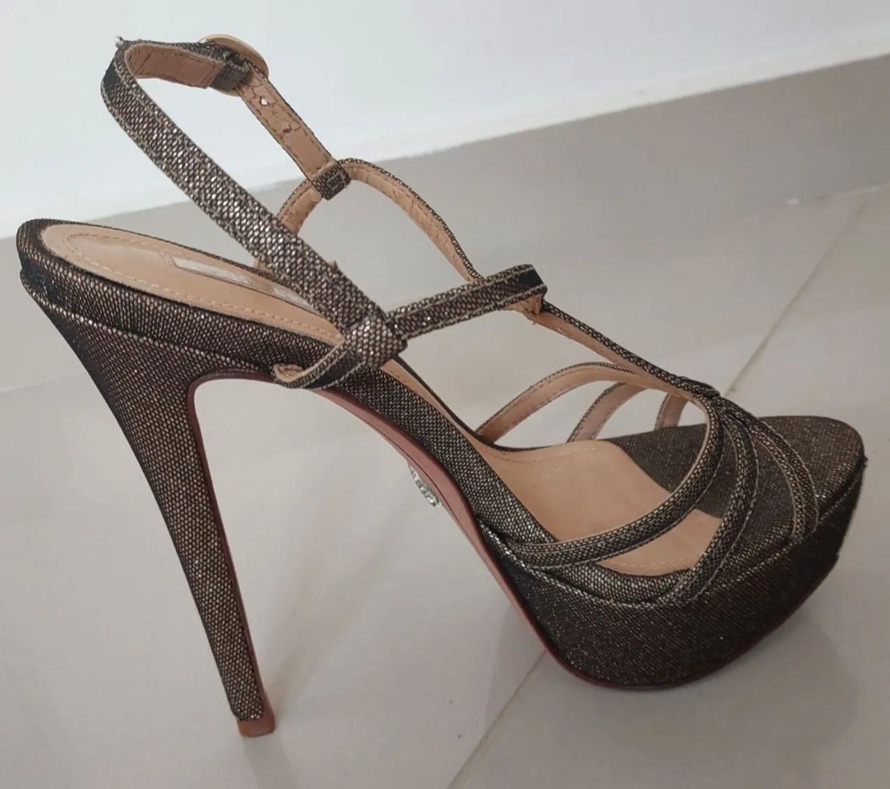 Vendo Sandália marca Schutz num 34 semi nova - Foto 3