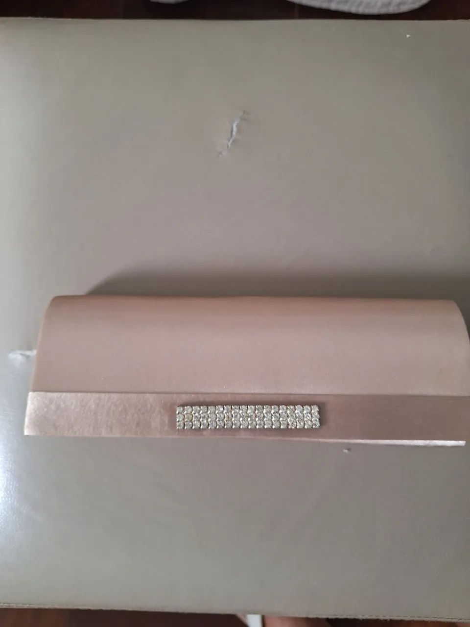 2 Bolsas, uma  dourada e outra prateada. 