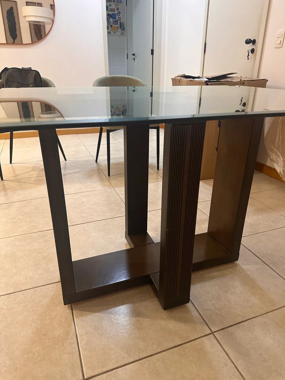 Mesa de jantar de madeira com tampo de vidro  - Foto 2