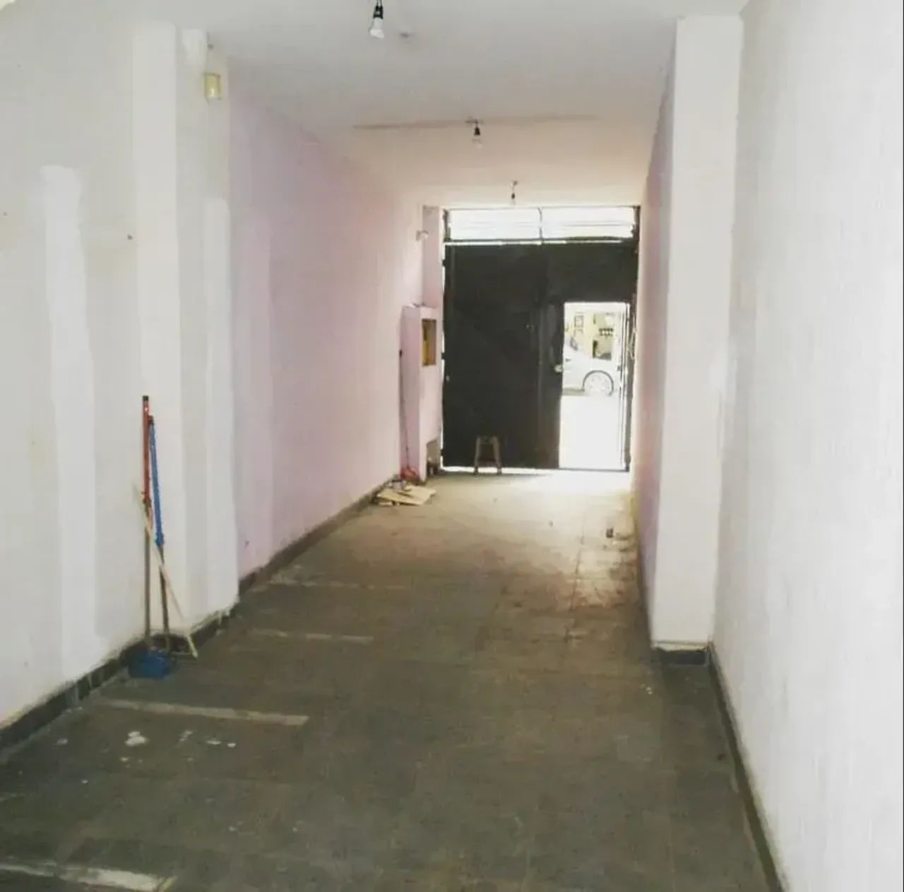 Ponto comercial/Loja/Box para aluguel, com 4 salas, copa, 2 banheiros e loja térrea.