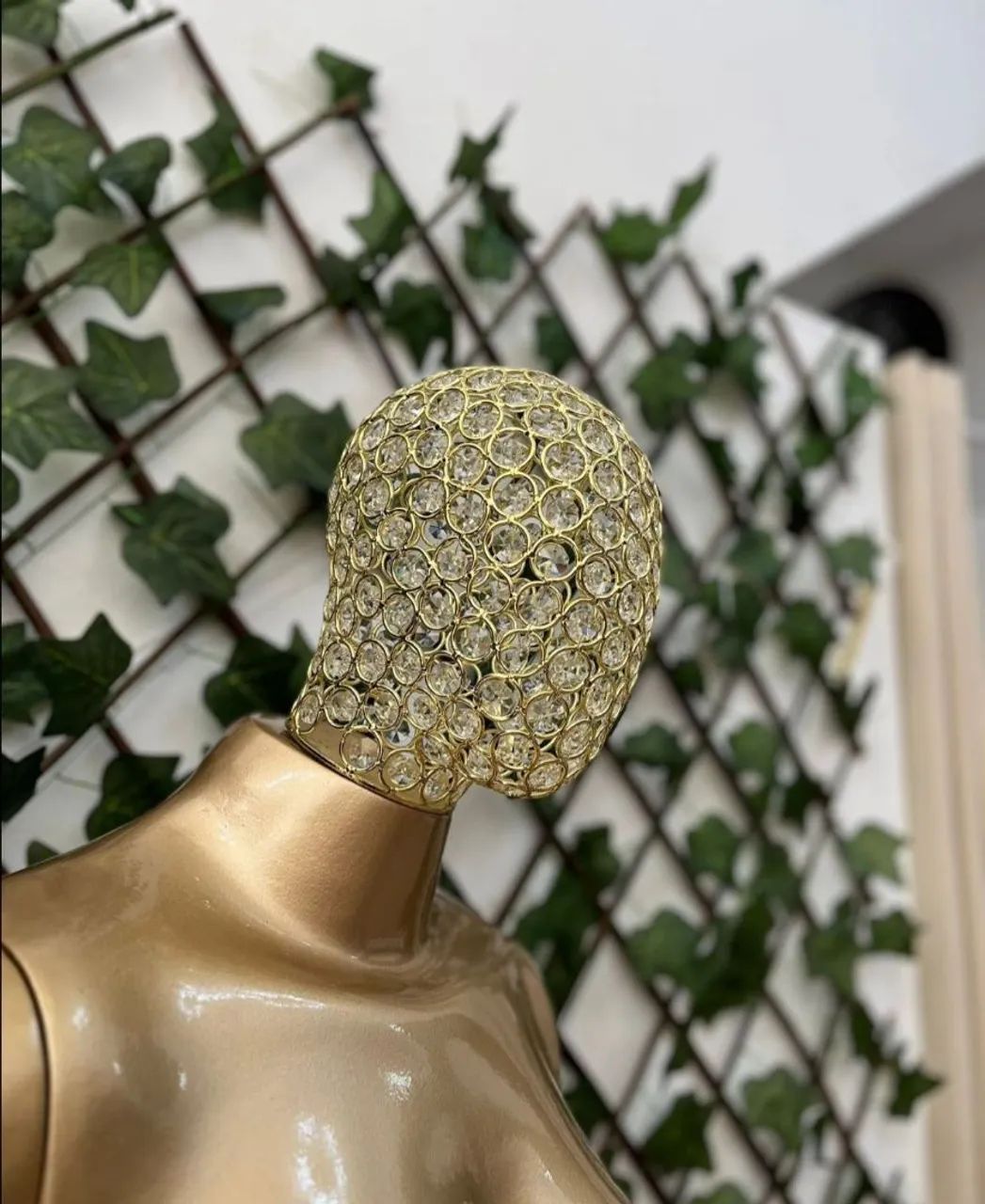 Manequim de fibra dourado com a cabeça aramada  - Foto 2