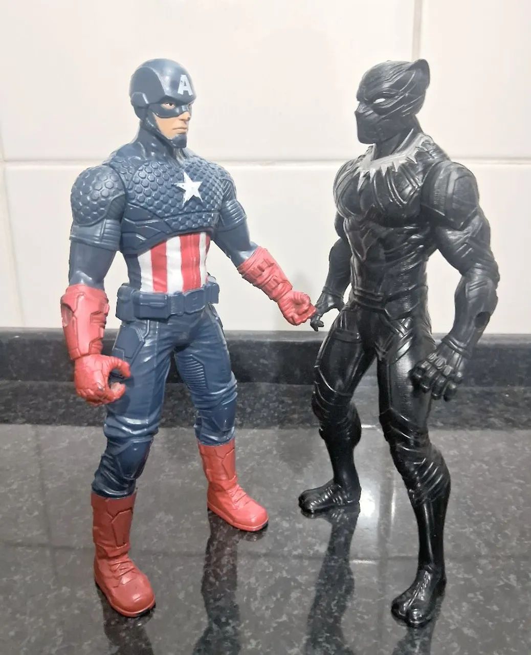 Bonecos Capitão América e Pantera Negra 