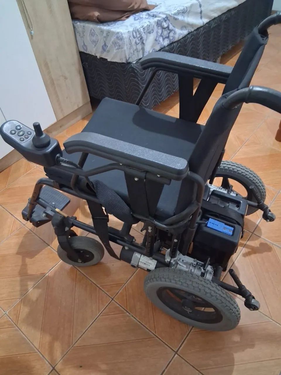 Doação de  cadeira paga somente a bateria que é a nova - Foto 4