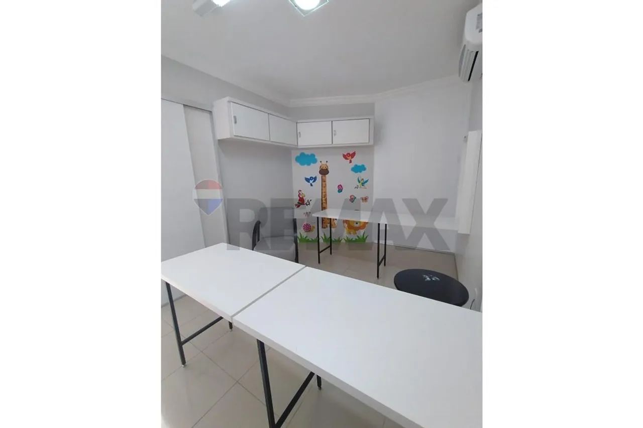 Sala Comercial Elegante e Funcional à Venda com Ótima Localização. Ambiente Ideal para Esc