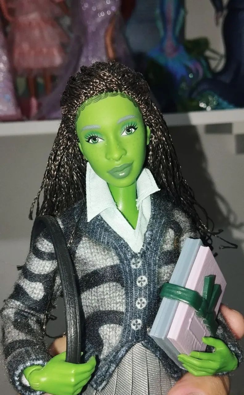 Boneca Elphaba shiz university Wicked completa  - Foto 3