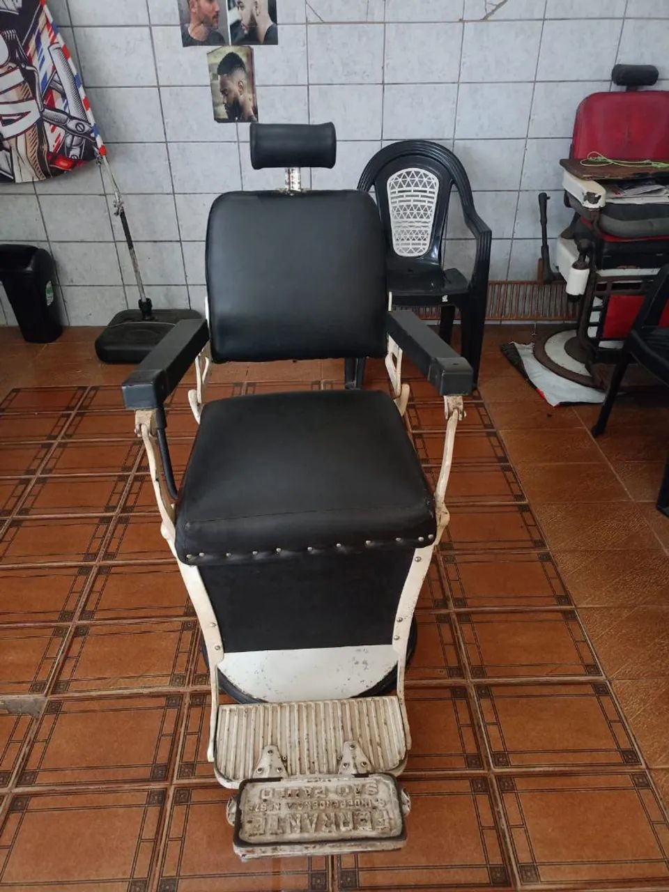 Vendo cadeira de barbeiro 
