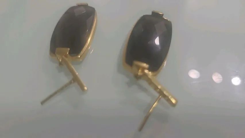 brinco banhado a ouro com pedra ônix e brilhantes - Foto 3