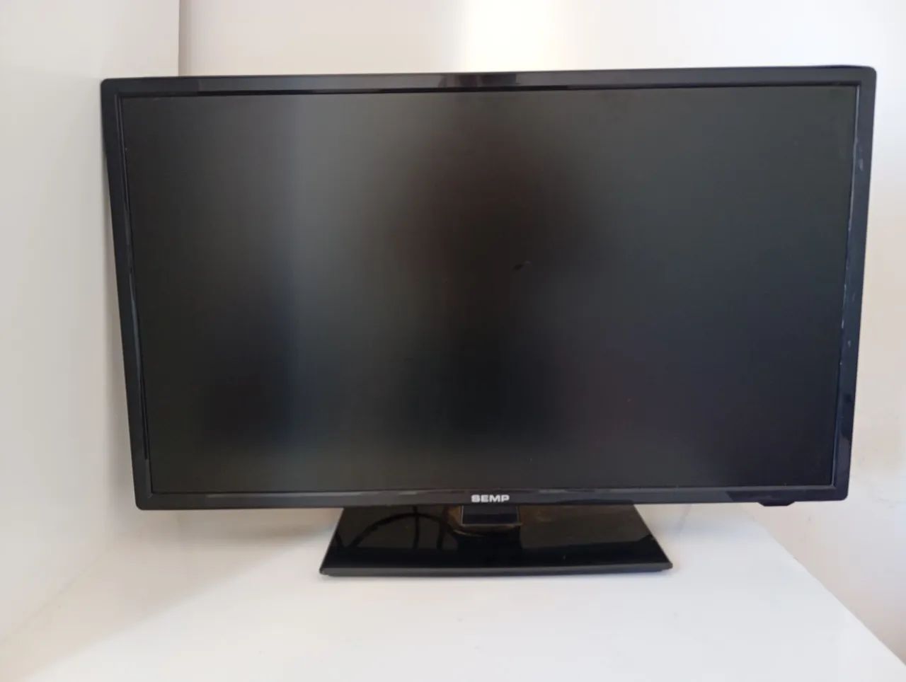 Televisão SEMP 34 polegadas semi nova com defeito apenas no áudio e um risco preto na tela - Foto 2